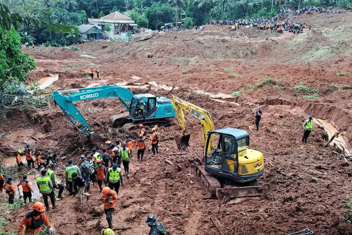 FOTO-FOTO Proses Pencarian dan Evakuasi Tiga Korban Meninggal Tertimbun Longsor Cibeunying Cilacap
