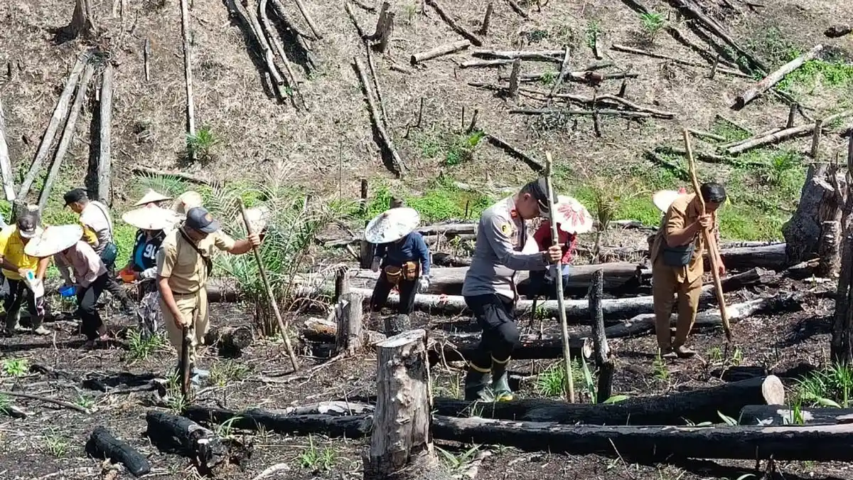 Kapolsek Kuala Behe Eko Kurniawan Hadiri Penanaman Jagung di Demplot Desa Permiit