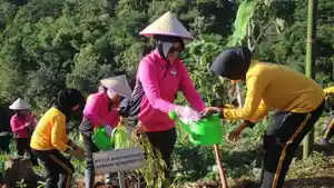 Bhayangkari-Bondowoso-saat-melakukan-penanaman-pohon-di-Bukit-Bintang.jpg