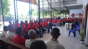 Karutan-Maumere-Antonius-Semuki-bersama-WBP-di-Rutan-Maumere-saat-pemberian-remisi.jpg