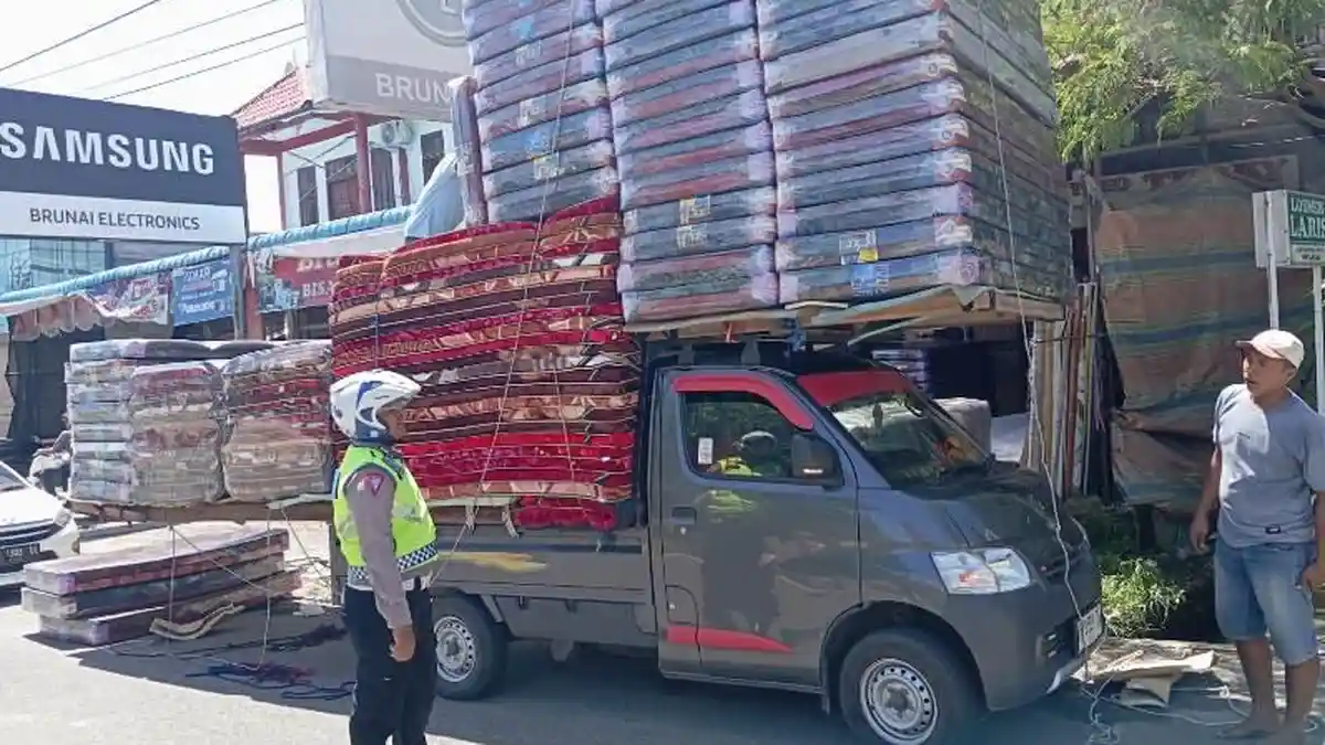 Satlantas Polres Aceh Barat Tilang Mobil Angkut Barang yang Overload, Termasuk Pikap Bawa Tilam