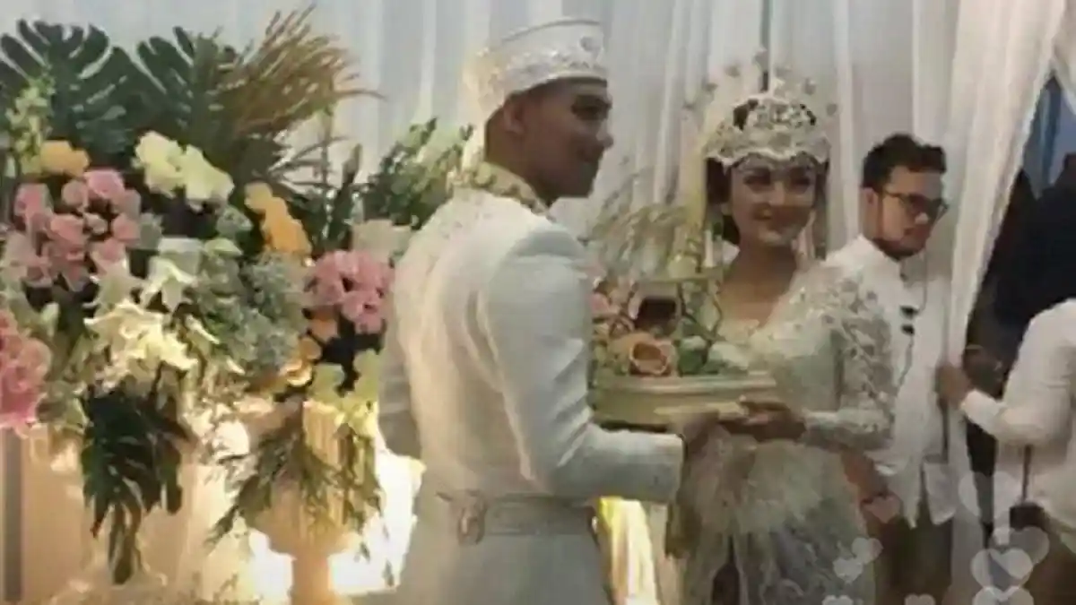 Emas 20 Gram Jadi Mahar Pernikahan Siti Badriah dan Krisjiana Baharuddin