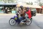 Keluarga Mudik Dengan Sepeda Motor