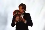 luka-modric-mencium-piala-ballon-dor-2018.jpg