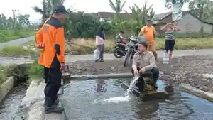 Kepala-BPBD-Jember-Edy-Budi-Susilo-kanan-pegang-pipa-saat-mengecek-sumber-air.jpg