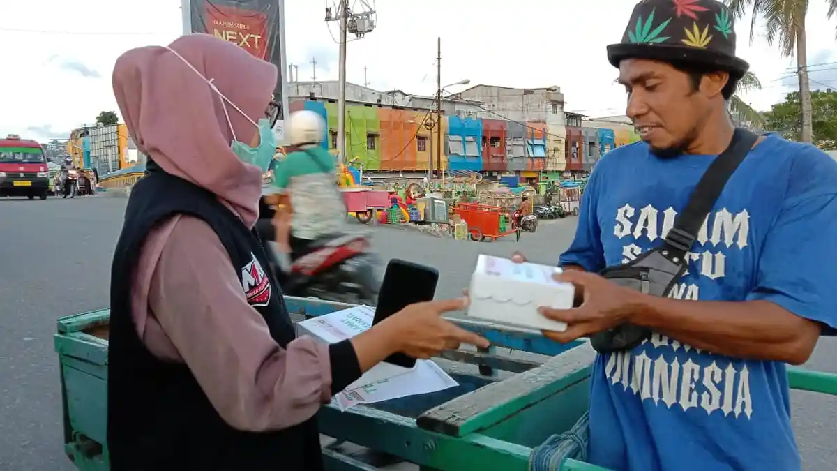 Berbagi Paket Takjil, ACT Maluku Menyasar Pedagang di Pantai Losari