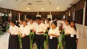 Anggota-baru-KMK-FKM-Undana-Kupang-tampak-memegang-lilin.jpg
