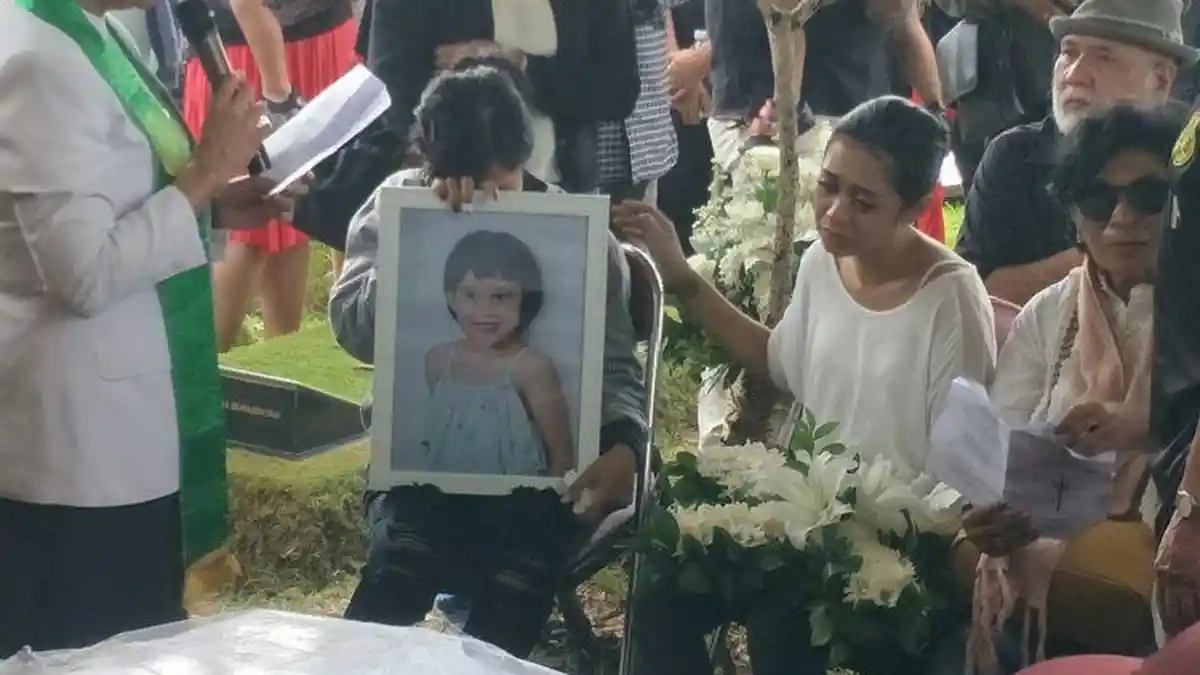 Kesedihan Karen Pooroe Saat Pemakaman Anaknya