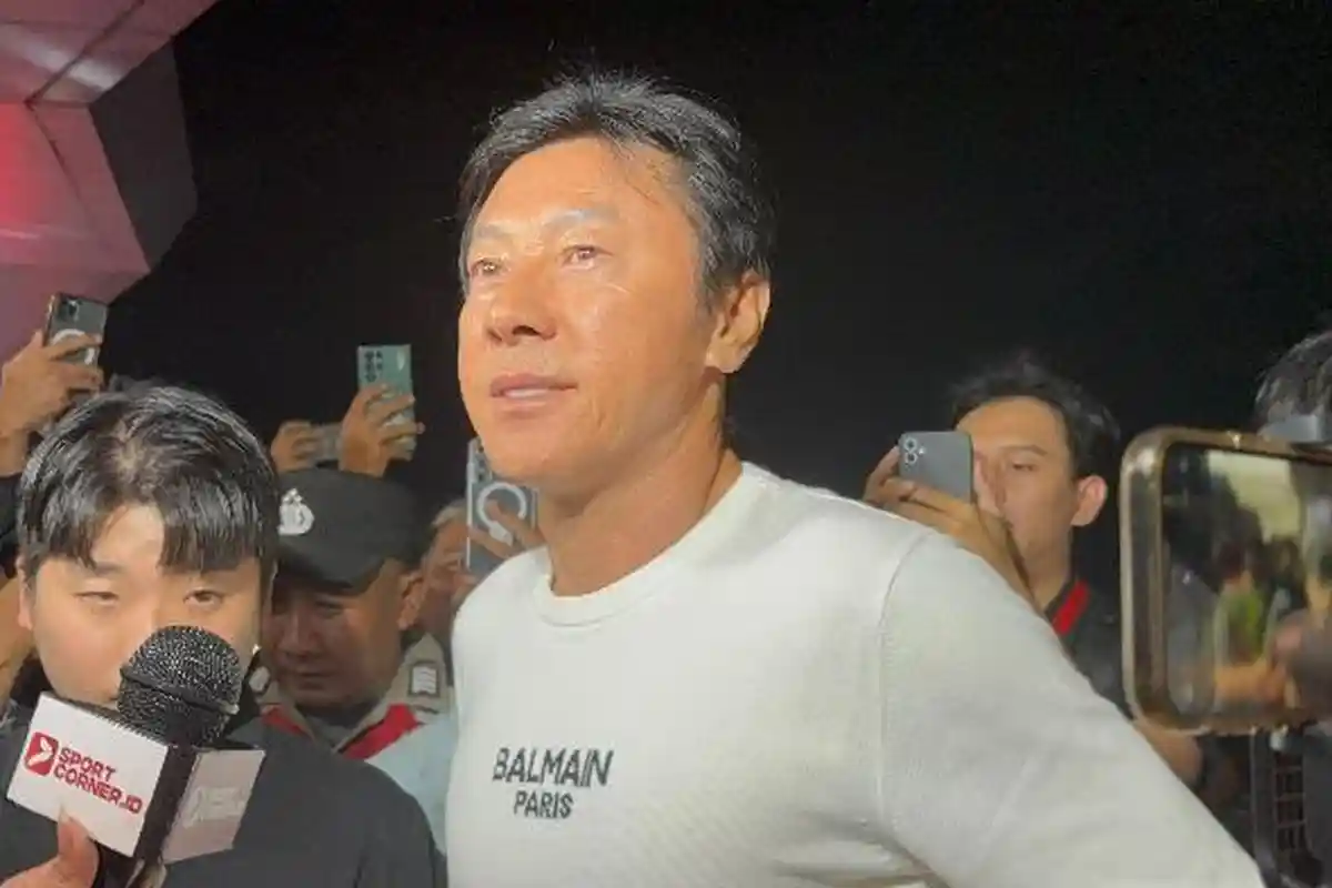 Pulang ke Korea Selatan, Tangis Shin Tae-yong Pecah di Pelukan Suporter yang Antar Kepulangannya