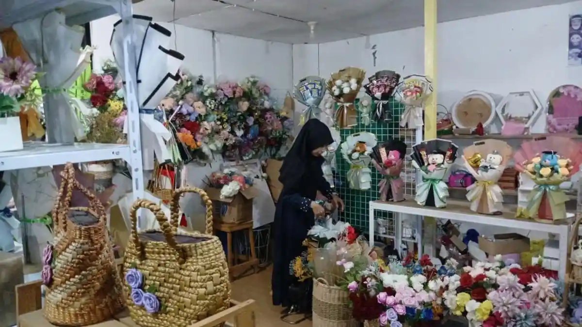 UMKM KALSEL - Harga Buket di Dinis Craft Kandangan Bervariatif, Begitu juga Pembelinya