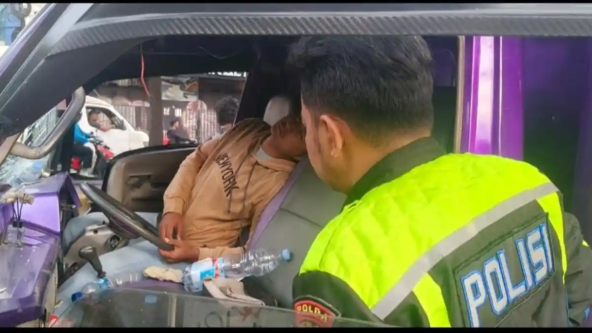 Kecelakaan Tunggal di Ciputat, Sopir Truk Terjepit di Ruang Kabin