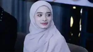 Inara-Rusli-menunjukkan-wajahnya-yang-selama-ini-tertutup-cadar.jpg