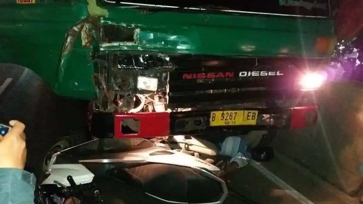 Lagi, Karena Kurang Hati-hati Pengendara Motor Tewas Terlindas Roda Truk Trailer di Koja