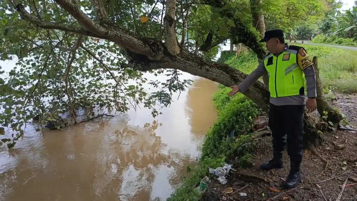 Mitigasi Dini Bencana, Polisi Pantau Debit Air di Sungai Komering OKU Timur