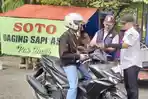 Petugas-memeriksa-dokumen-kendaraan-di-pasuruan.jpg