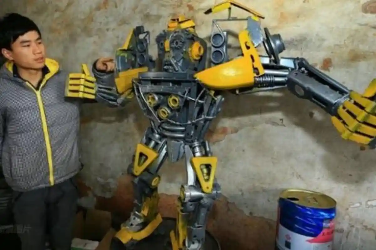 Rongsokan Mobil di Tempat Sampah 