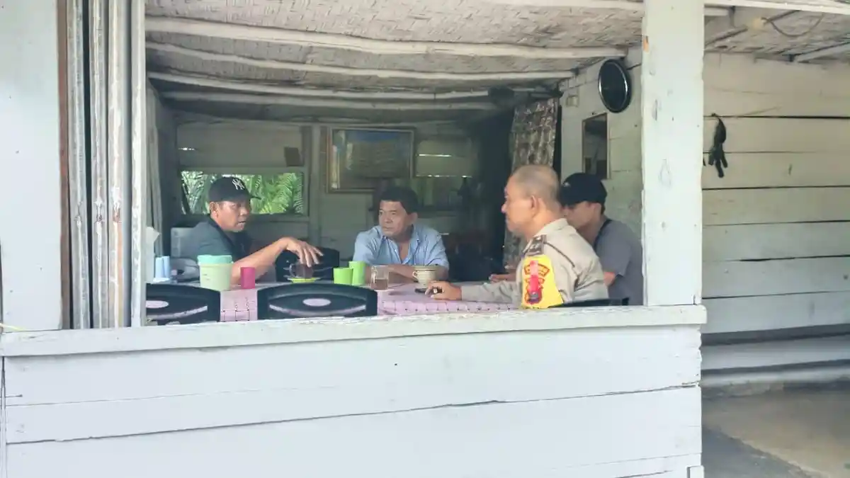 Bhabinkamtibmas Polsek Tanah Jawa Sambangi Warga, Sampaikan Pesan Kamtibmas dan Imbauan Anti-Hoaks