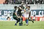 pemain-PSIS-Semarang-Septian-David-berebut-bola-dari-pemain-Persikabo.jpg