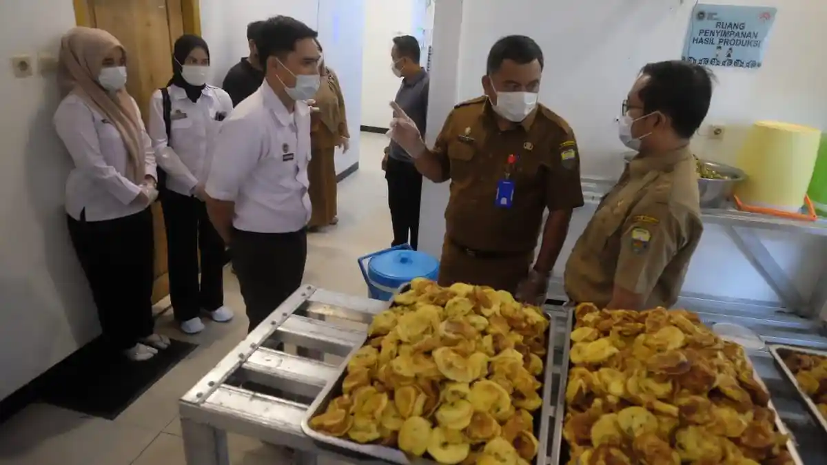 Pastikan Sesuai SOP, Sekda Muaro Jambi Tinjau Dapur MBG di Jaluko