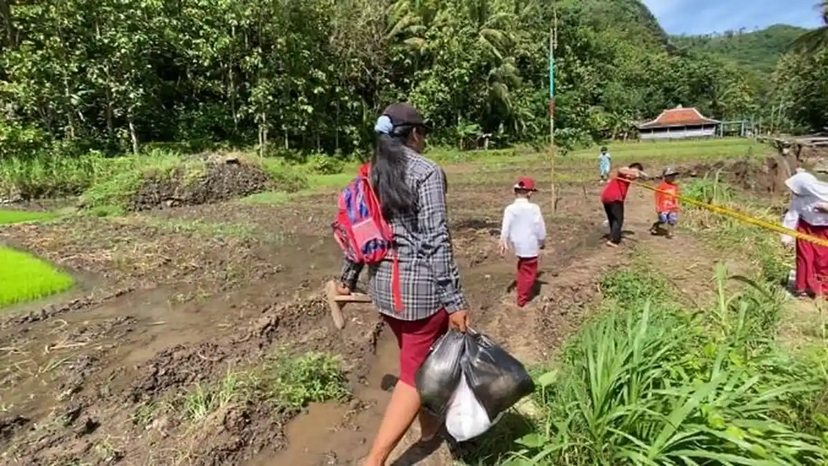 Momen Siswa SD Kedungmiri Bantul Sekolah Lewat Jalan Setapak Akibat Longsor di Imogiri