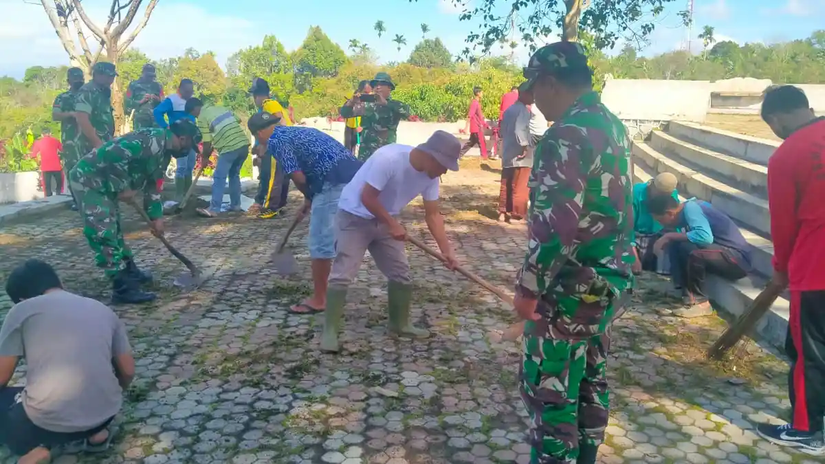 TNI/Polri, Masyarakat dan Pelajar Bersihkan Tugu Radio Rimba Raya