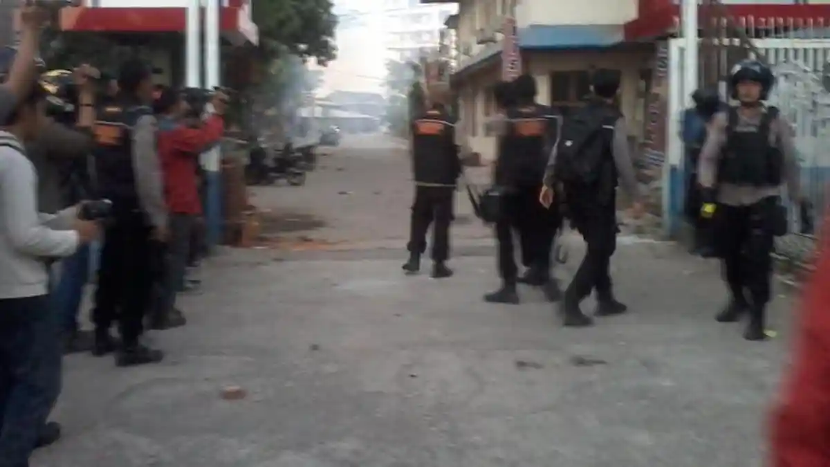 BREAKING NEWS: Tuntut Jokowi Mundur, Polisi dan Mahasiswa di Makassar Bentrok