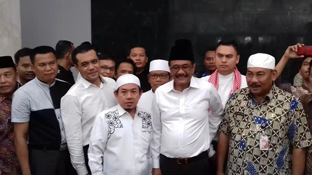 Djarot Jumatan Perdana di Masjid Raya Hasyim Asy'ari, Ini Sambutan Jamaah