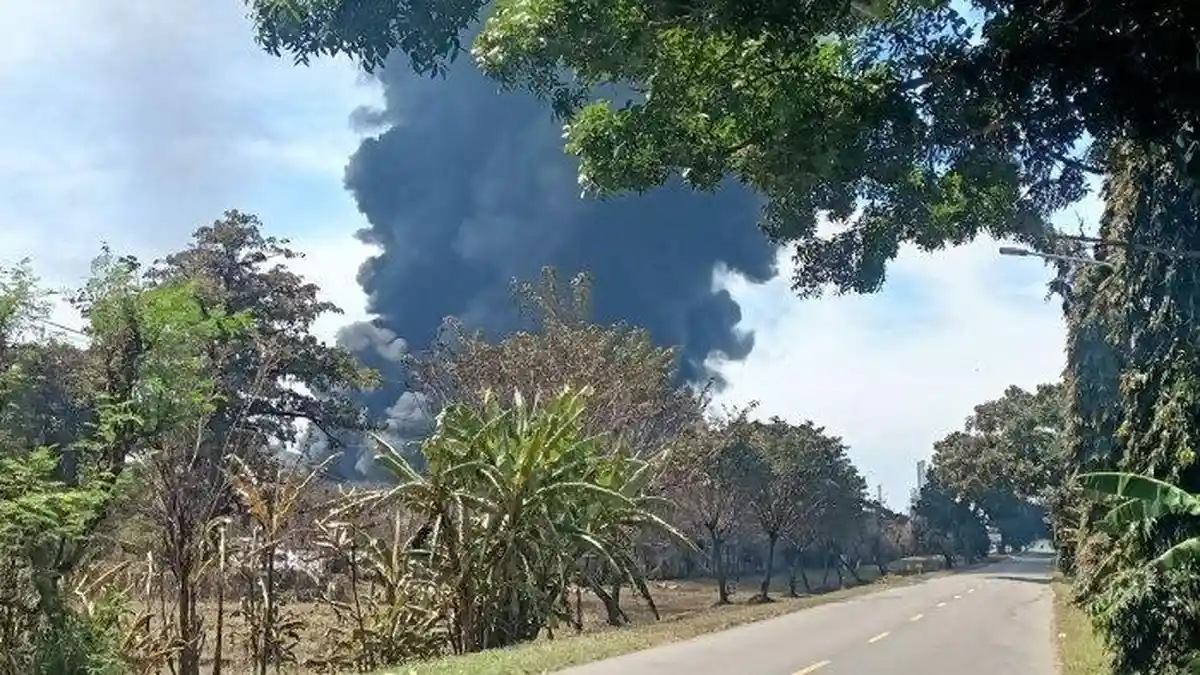 Situasi Terkini Terbakarnya Kilang Minyak Pertamina Balongan, Asap Hitam dan Api Masih Terlihat