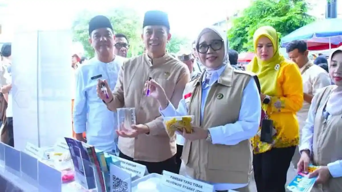 Petugas Temukan Takjil Mengandung Formalin di Pasar Rawamangun Jakarta Timur