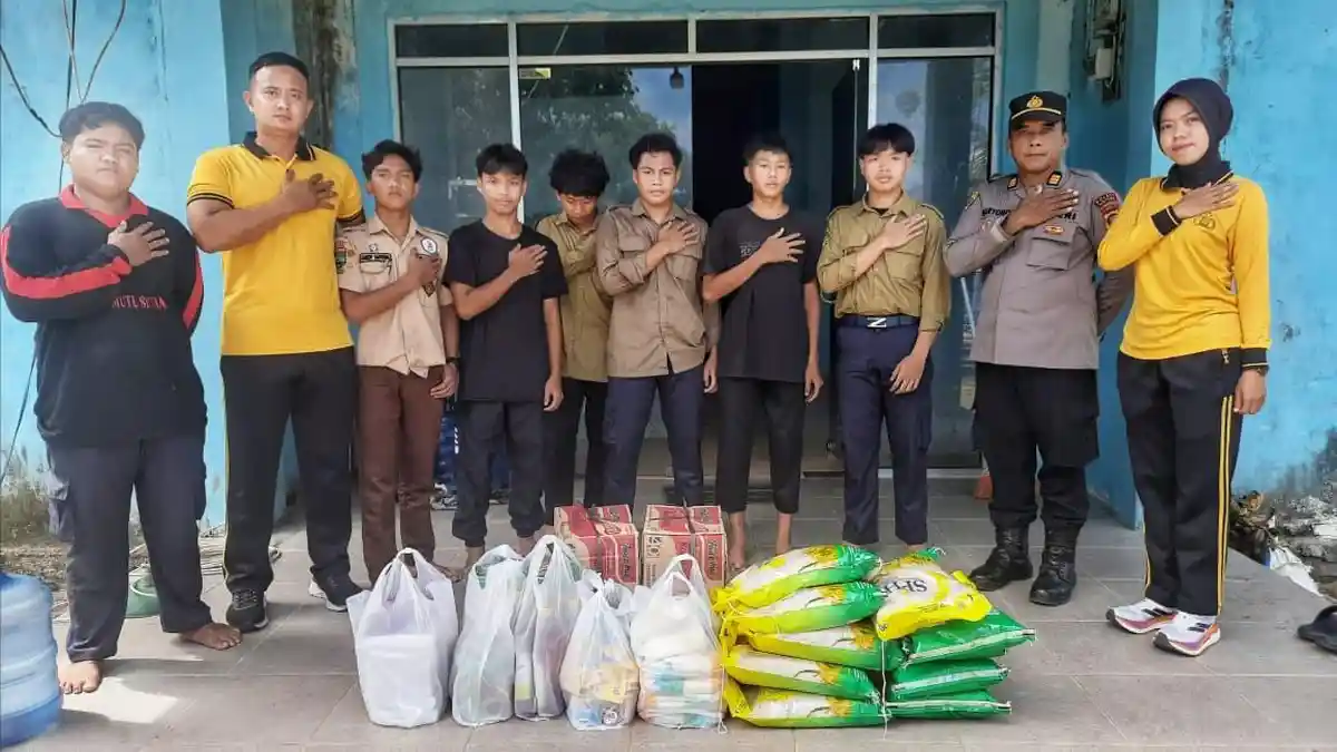 Polres Sintang  Berbagi, Salurkan Semen, Pasir, Sembako dan Makanan Siap Saji