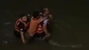 EVAKUASI-KORBAN-TEdasidergeletak-di-bawah-jembatan.jpg