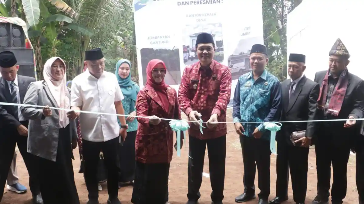 Edison Resmikan Jembatan Gantung, Kantor Desa Hingga BUMDes Keban Agung Muara Enim