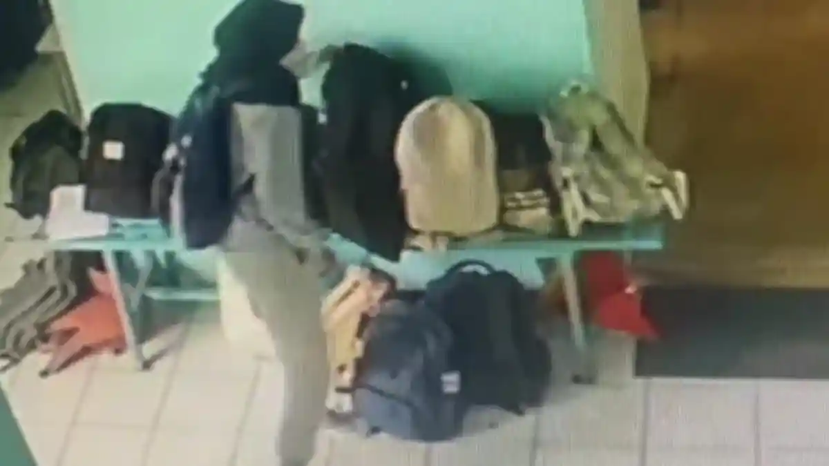 VIRAL Cewek Berjilbab Mencuri di Sekolah Sidoarjo, Santai Aksi Terekam CCTV