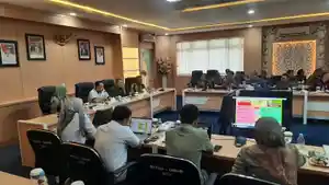 Bupati-Paser-Fahmi-Fadli-saat-memaparkan-di-hadapan-Tim-Penilai-Sekretariat-Militer.jpg