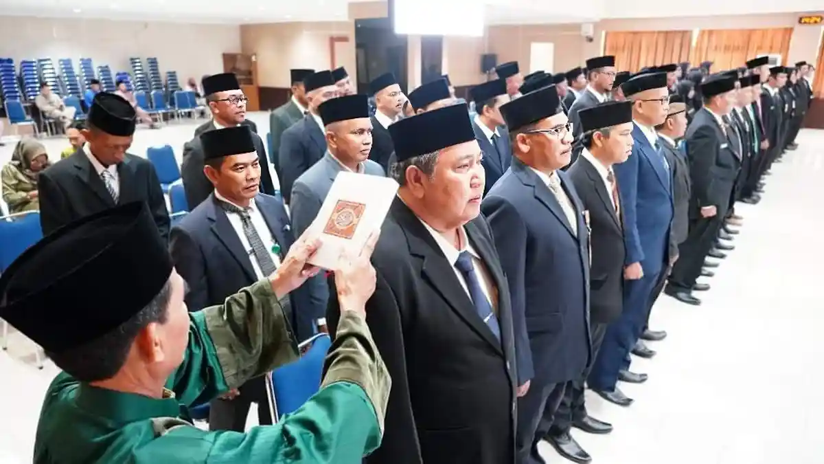 Sekda Kota Batam Lakukan Pelantikan Kepala Sekolah dan Pengawas Sekolah
