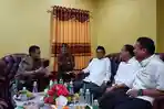 pertemuan-ustadz-abdul-somad-dengan-ketua-dpw-pks-hendry-munief_20180110_142904.jpg