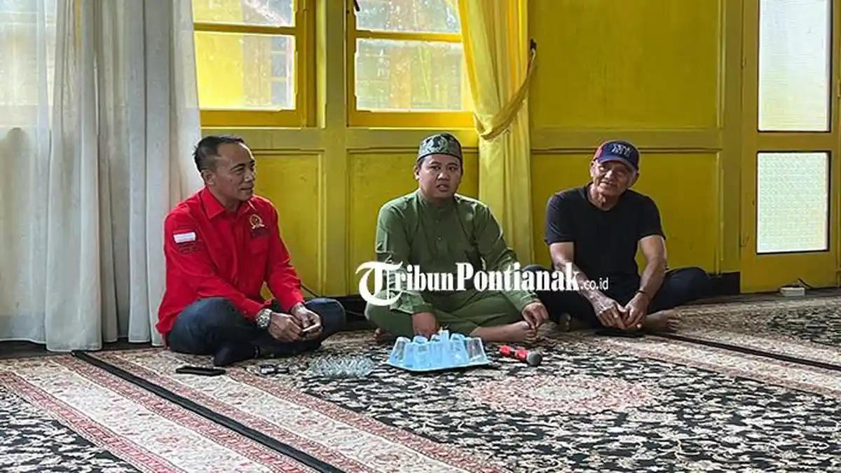 Pangeran Ratu M Tarhan Sambut Silaturahmi Krisantus di Istana Sambas