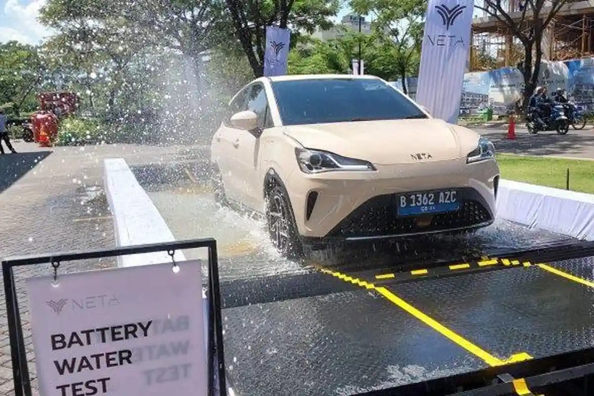 Pamer Ketahanan Baterai, Mobil Listrik Neta V-II Nekat Berendam di Kolam Air