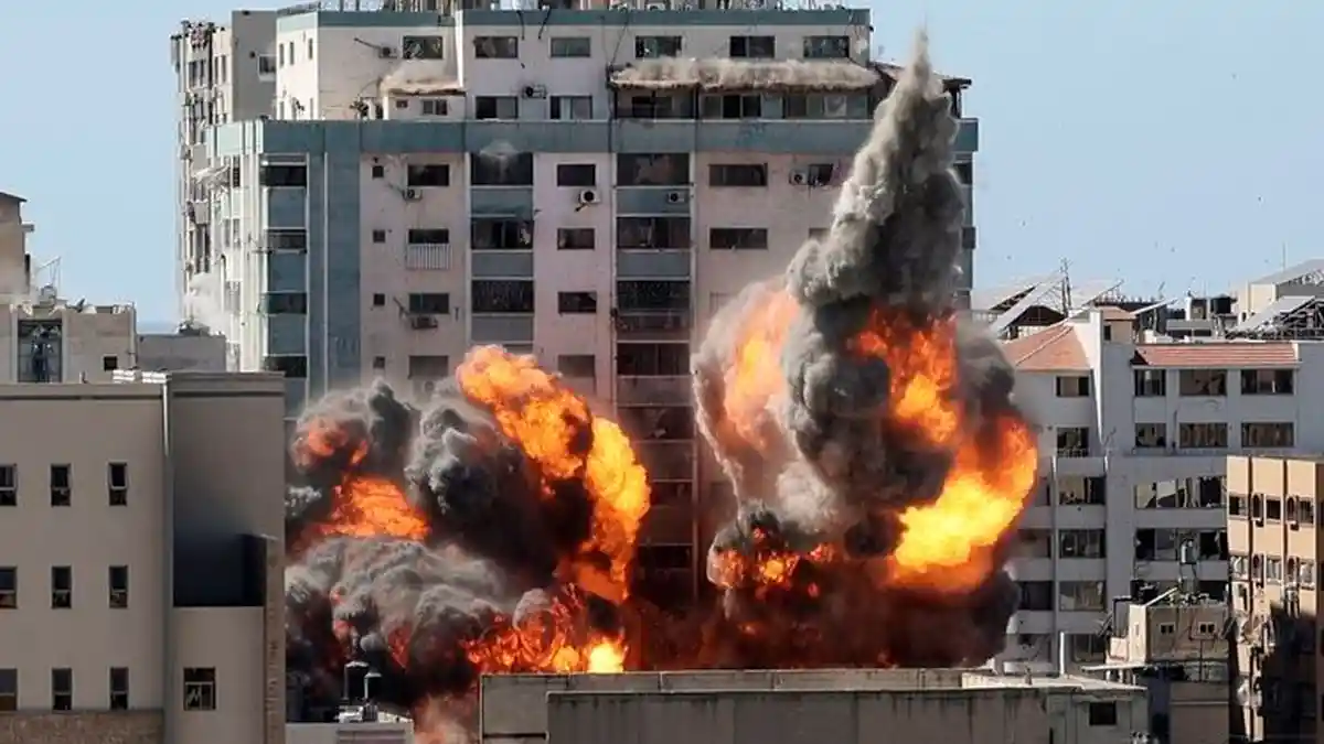 Israel Hancurkan Kantor Berita Al Jazeera & Associated Press di Gaza