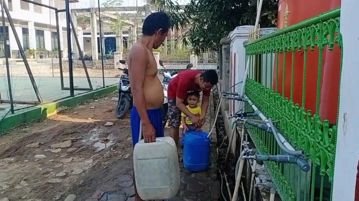 Warga Cibeureum Kuningan Terpaksa Harus Ngantri Ambil Air di Torn Masjid Agung