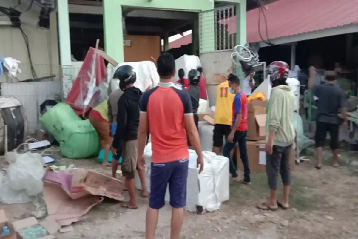 Mobil Water Canon Polres Sumba Timur  dan Mobil Pemadam Pemda Berhasil Padamkan Api