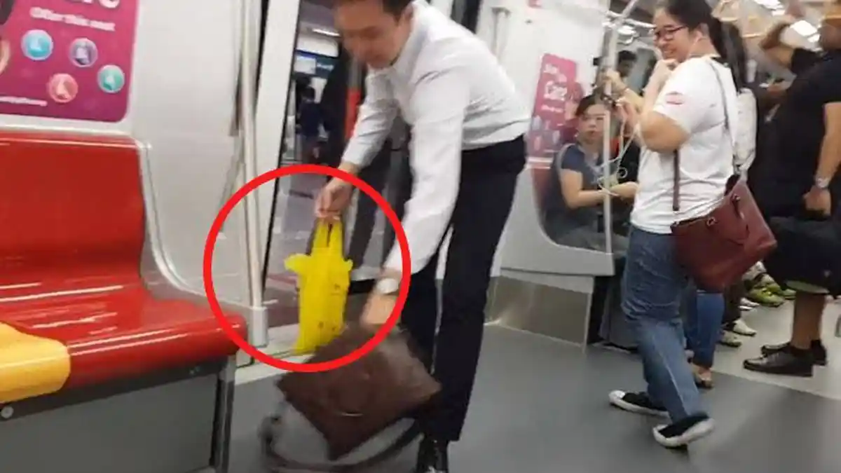 Tanpa Malu Pria Kantoran Ini Bawa Kantong Plastik, Banyak Orang Tertawa, Isinya Lompat dari Dalam