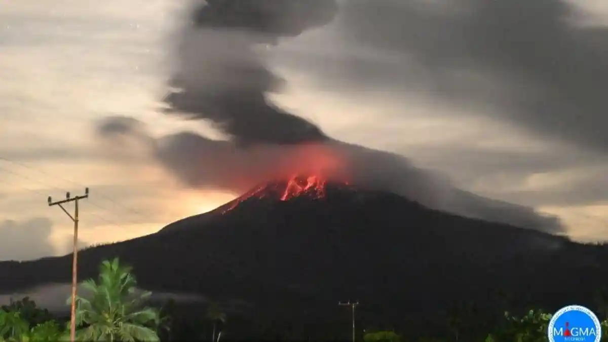 6 Jam Terakhir, Gunung Lewotobi Laki-laki 12 Kali Erupsi, Sinar Api Terlihat Jelas