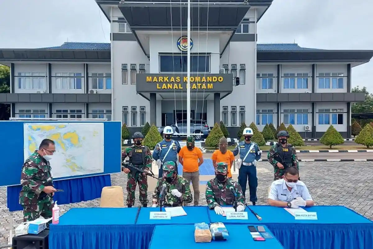 TNI AL Tangkap Dua Pria Jaringan Malaysia Membawa 4 Kg Sabu di Tanjung Balai Karimun Kepri