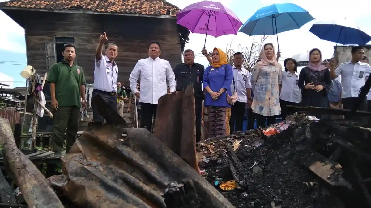 Gubernur Sumsel Herman Deru Datangi Lokasi Kebakaran 1 Ulu Palembang, Bantu 1 Ton Beras