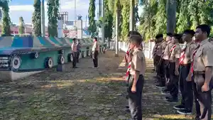 Kwarcab-Pramuka-Aceh-Tamiang-saat-upacara-ziarah-dan-tabur-bunga-di-Taman-Makam-Pahlawan.jpg