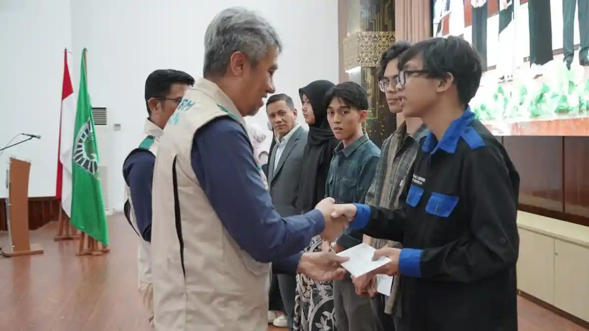 YBM - Srikandi PLN Goes To Campus Bagikan Beasiswa Peduli Pendidikan