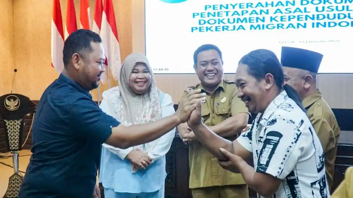 Bupati Gresik Serahkan Dokumen Anak Pekerja Migran, Bentuk Perlindungan Pada Hak-Hak Warga Negara