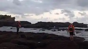 Proses-pencarian-tiga-korban-hilang-terseret-arus-di-Pantai-Mengening-78.jpg