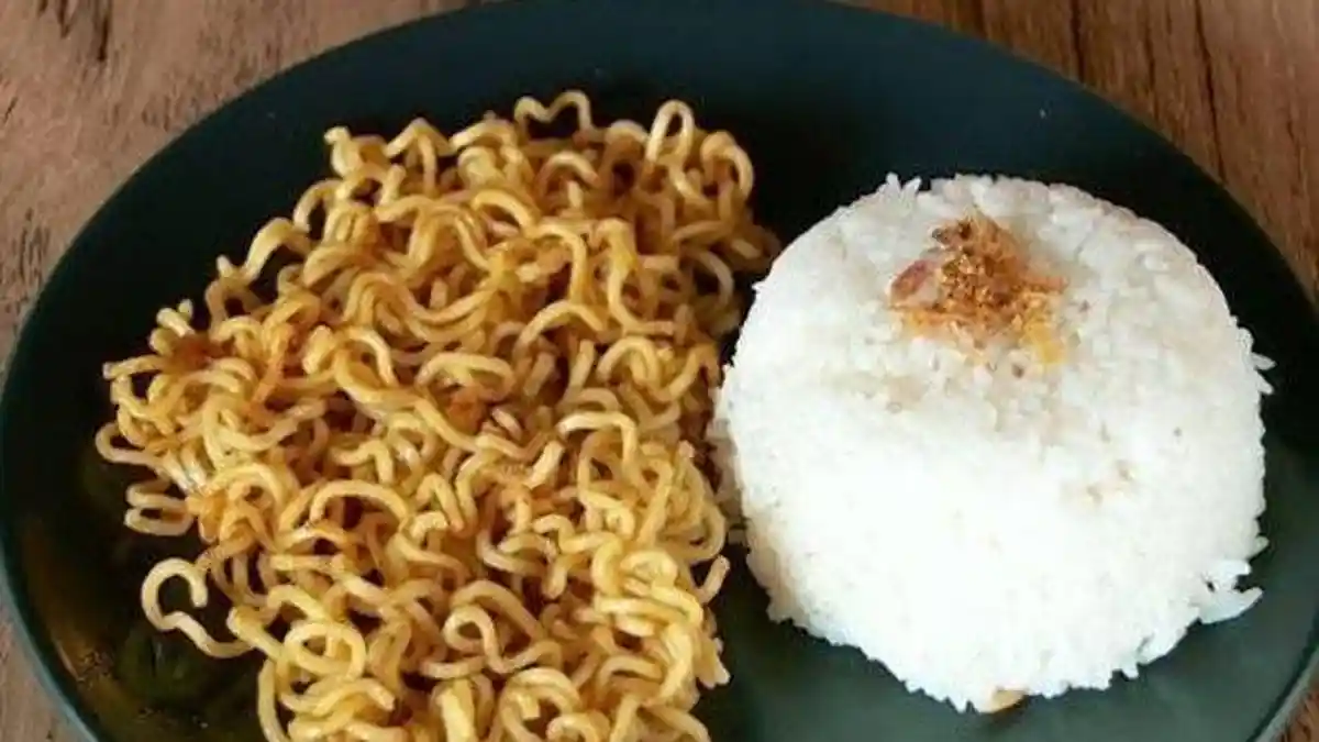 Bahaya Makan Nasi Campur Mi Instan, Bisa Sebabkan Obesitas, Gula Darah Tinggi, Stres
